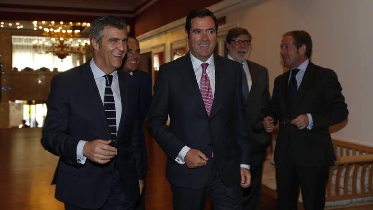 Javier Cepedano, Álvaro Díez, Antonio Garamendi, Santiago Aparicio y Javier Vega, antes de la comida con los empresarios