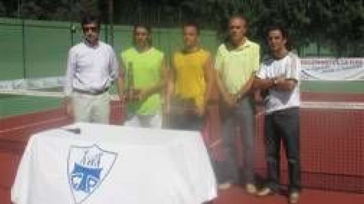 Los finalistas posan con los trofeos junto a los organizadores del evento