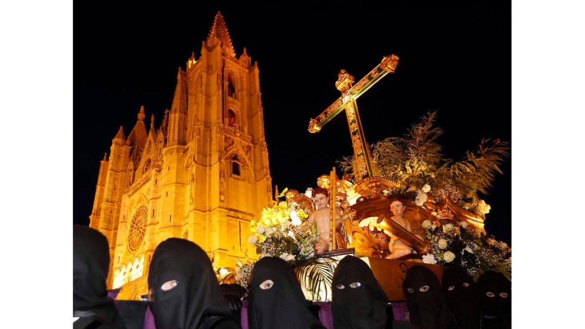 La procesión de Minerva sacó ayer a la calle la reliquia incluida en el Lignum Crucis, como símbolo de la fe católica y como prueba de la veneración que siente la cofradía. | JESÚS F. SALVADORES
