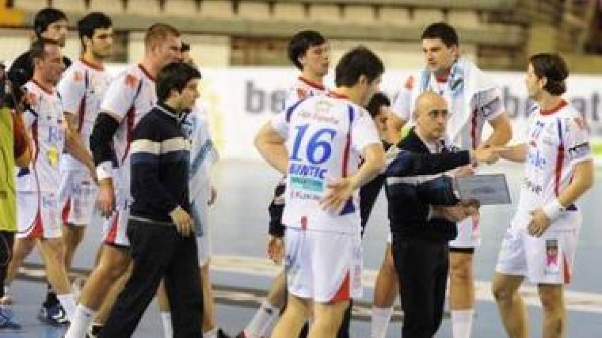 Ribera rodeado ayer de sus jugadores.