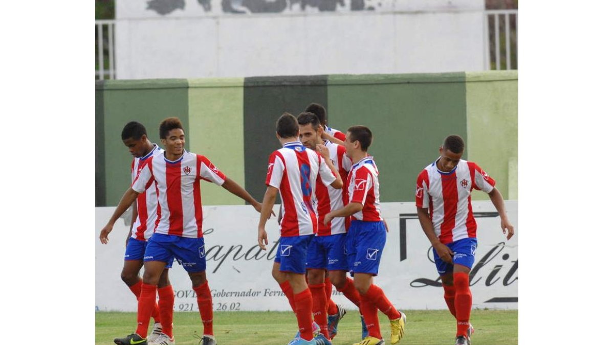 Los rojiblancos celebran uno de sus goles.