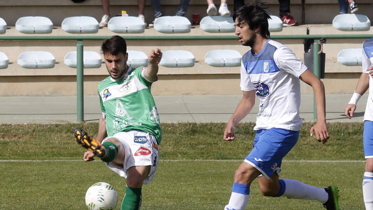 Taranilla, a la izquierda, se pierde el partido por sanción. MARCIANO
