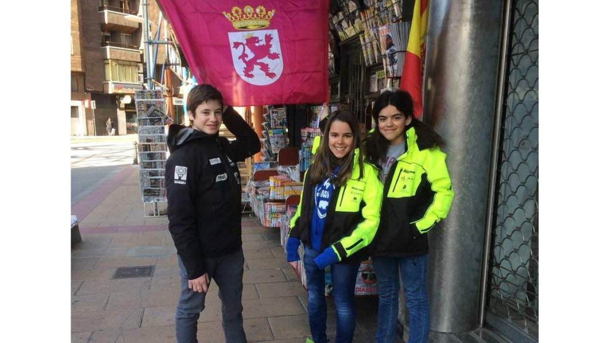 María, en el centro junto a un compañero de competición, Miguel Gutiérrez, y su hermana Cecilia Martín-Granizo Ferreiro. PACHO RODRIGUEZ