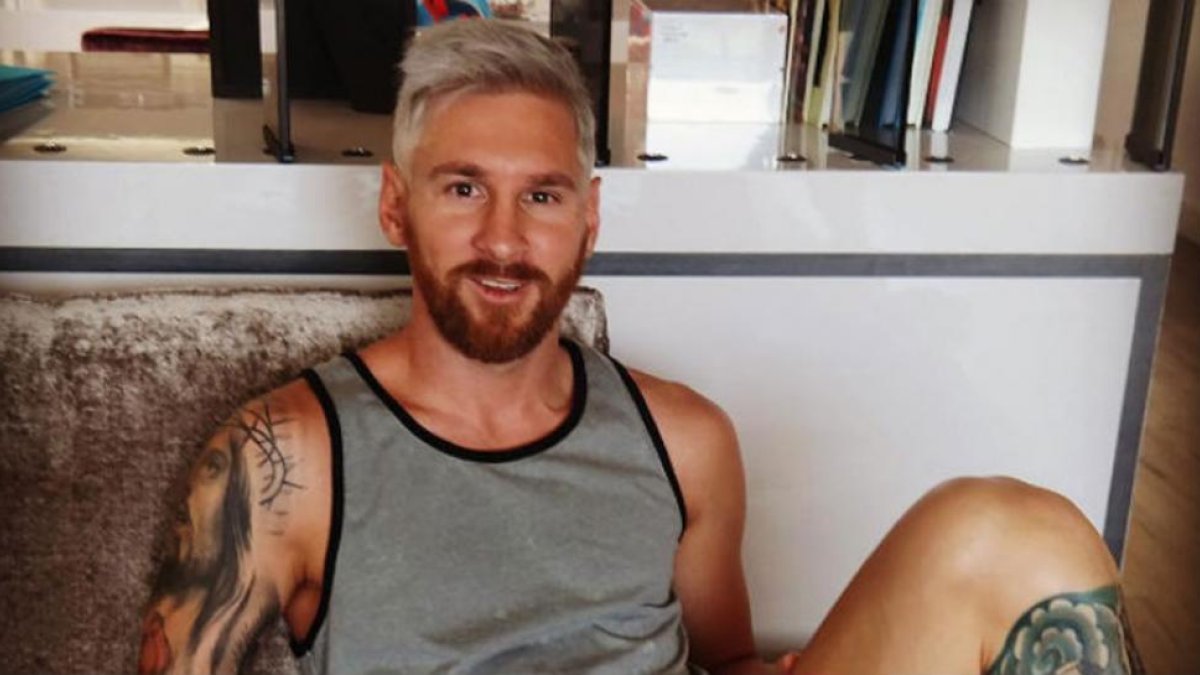 Messi se cambia el 'look' antes de incorporarse a los entrenamientos del Barça.