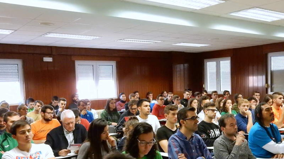 Vaquera, Espartero y Moses en la inauguración del congreso ante una numerosa concurrencia. DL