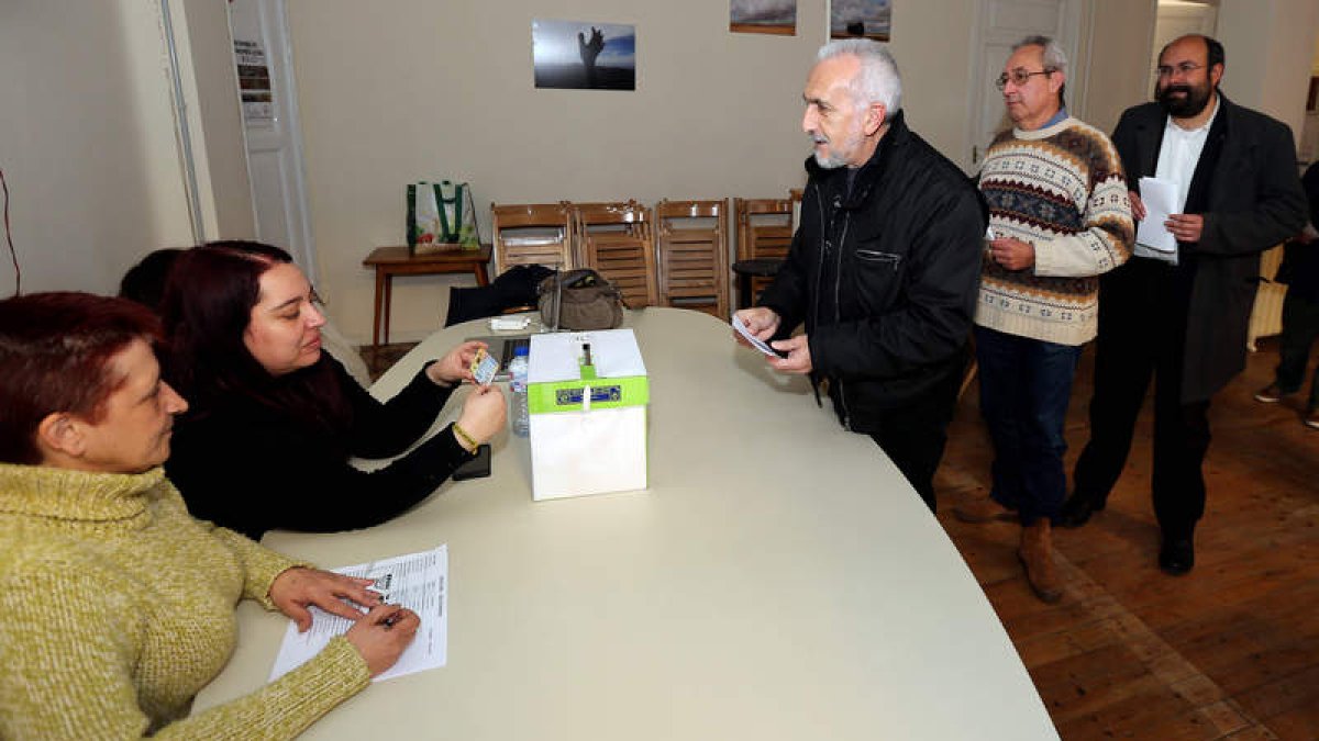 Votaciones, ayer en el Ateneo Varillas.
