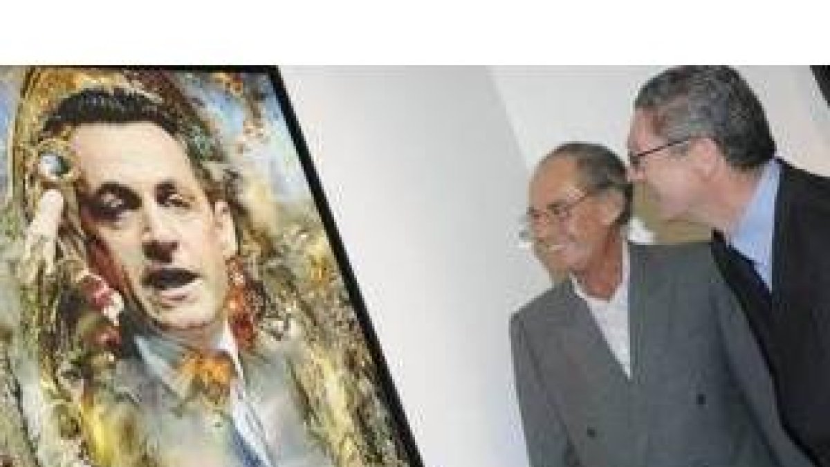 Alberto Ruiz Gallardón y Pal Sarkozy, junto a una de las obras expuestas