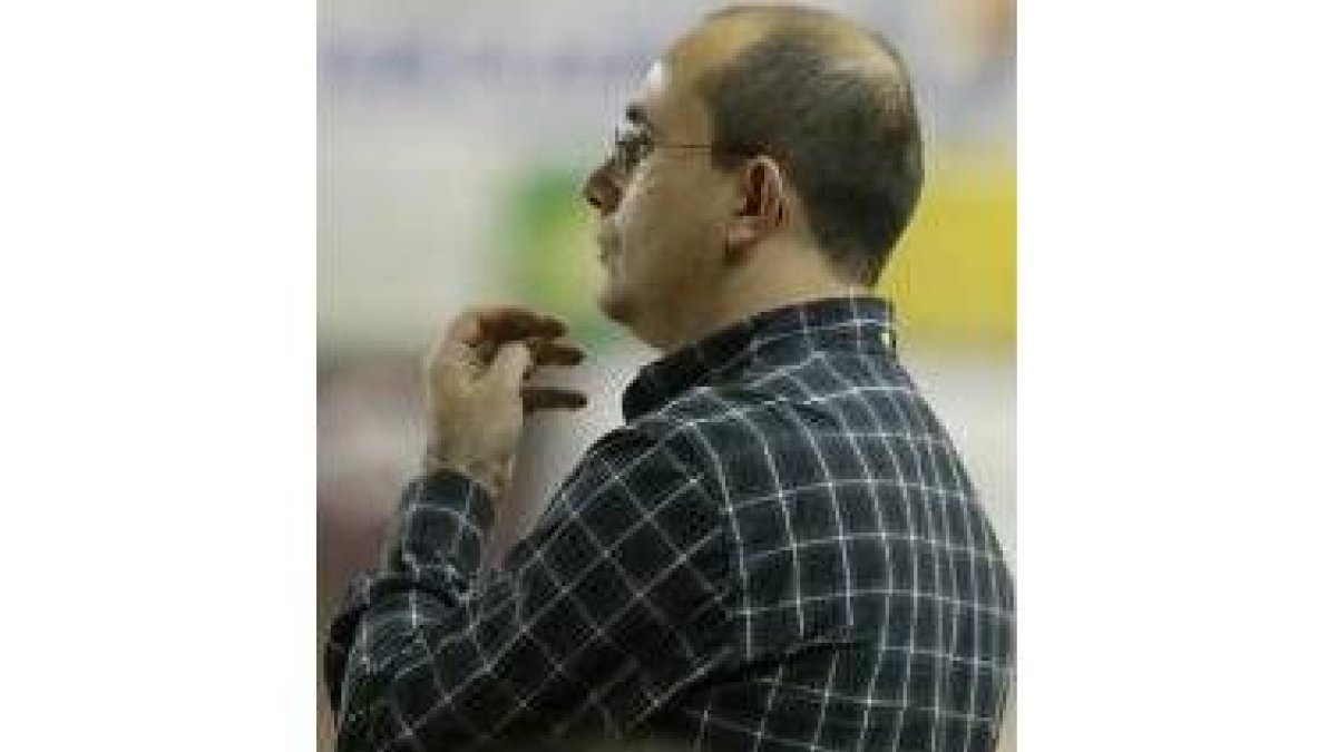 Ribera durante su etapa como técnico de la liga Asobal