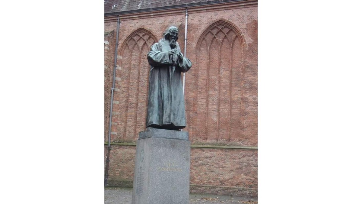 Juan Comenius, el padre de la Pedagogía, está enterrado en la iglesia que preside su escultura.