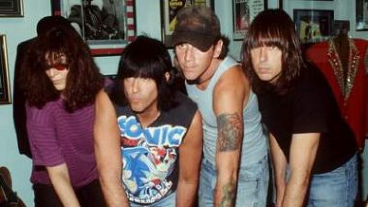 De izquierda a derecha: Joey Ramone, Marky Ramone, C. J. Ramone y Johny Ramone.