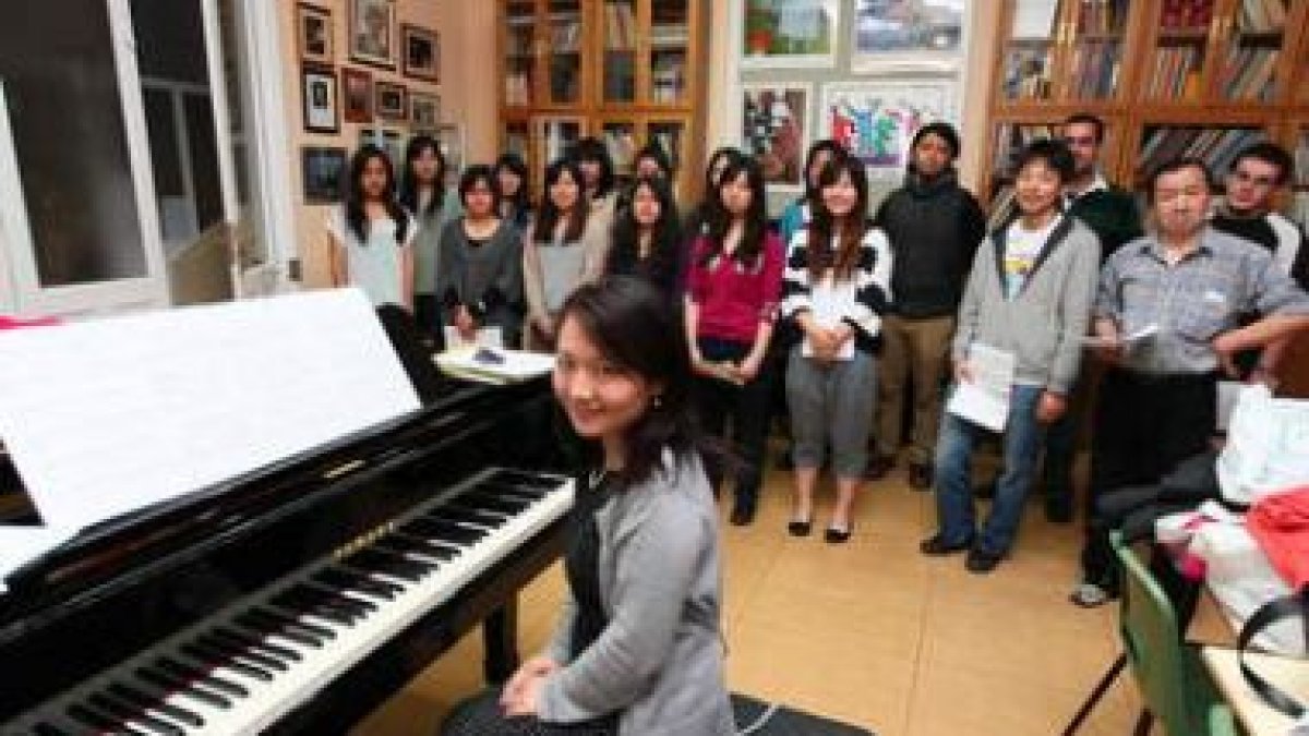 El coro de voces japonesas en un ensayo con la pianista Minako Matsuura.