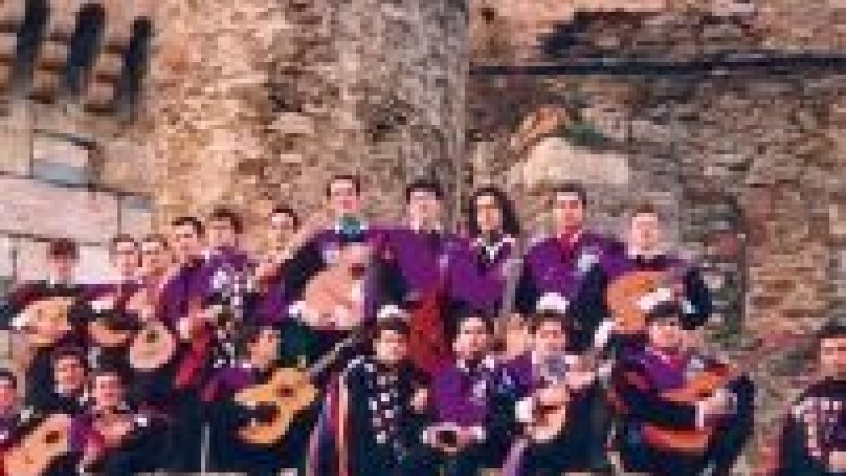 La tuna de Turismo de Ponferrada al completo en el Castillo de los Templarios