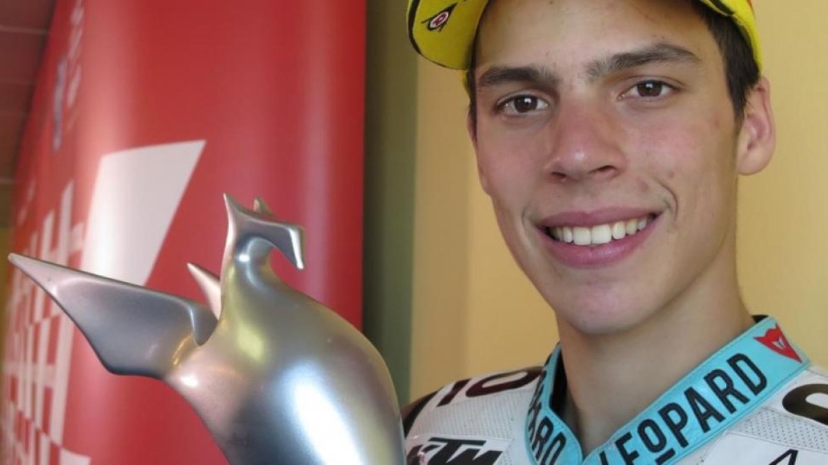 Joan Mir, con su trofeo hoy en Cheste (Valencia).
