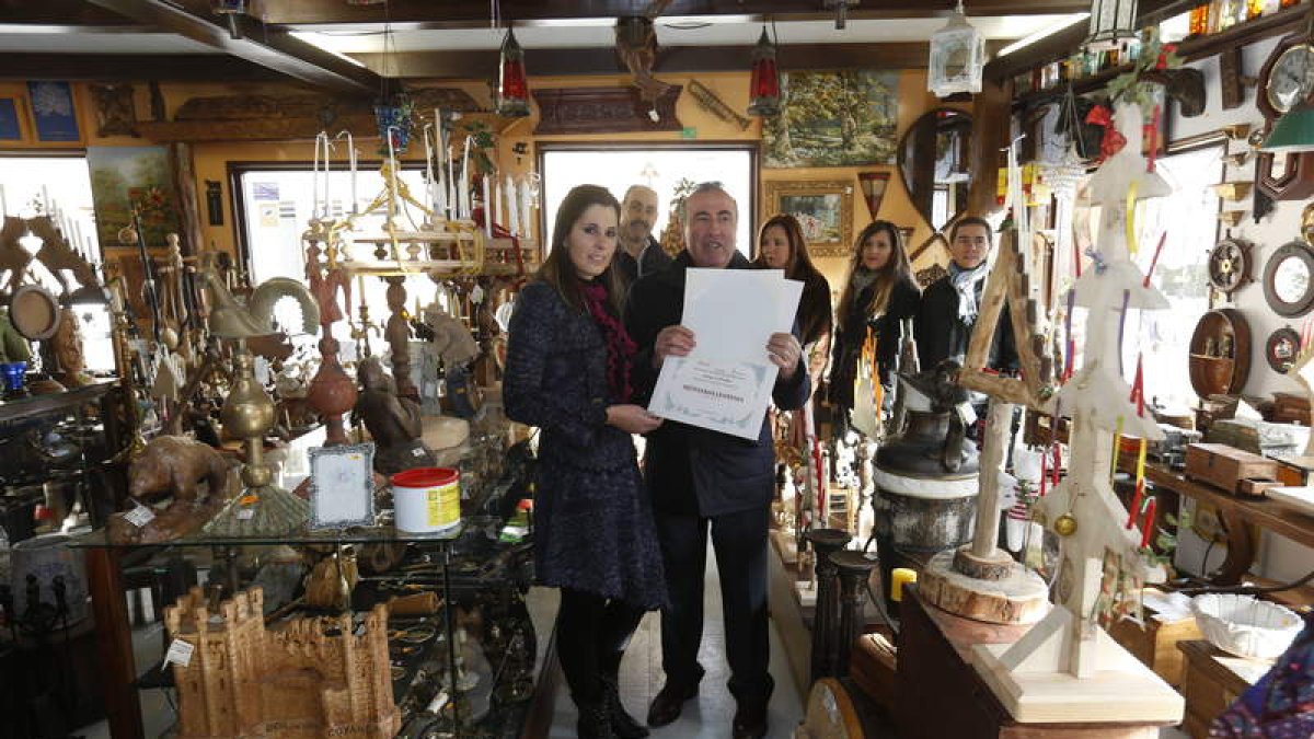 Beatriz Llamazares recibe la distinción de manos de Alfredo Martínez y María José Álvarez .