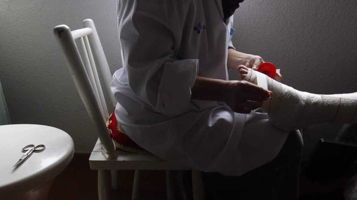 Los vecinos denuncian que su actual médico tiene que atender a un total de once pueblos.