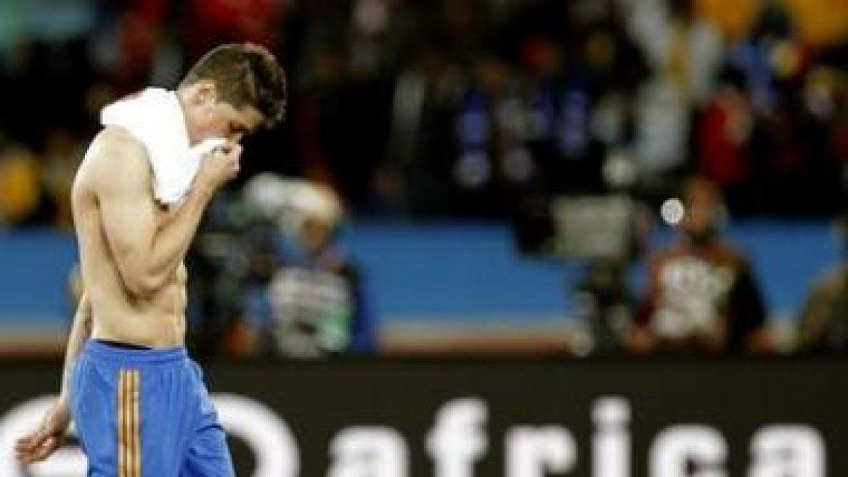 El delantero de la selección española Fernando Torres se retira cabizbajo.