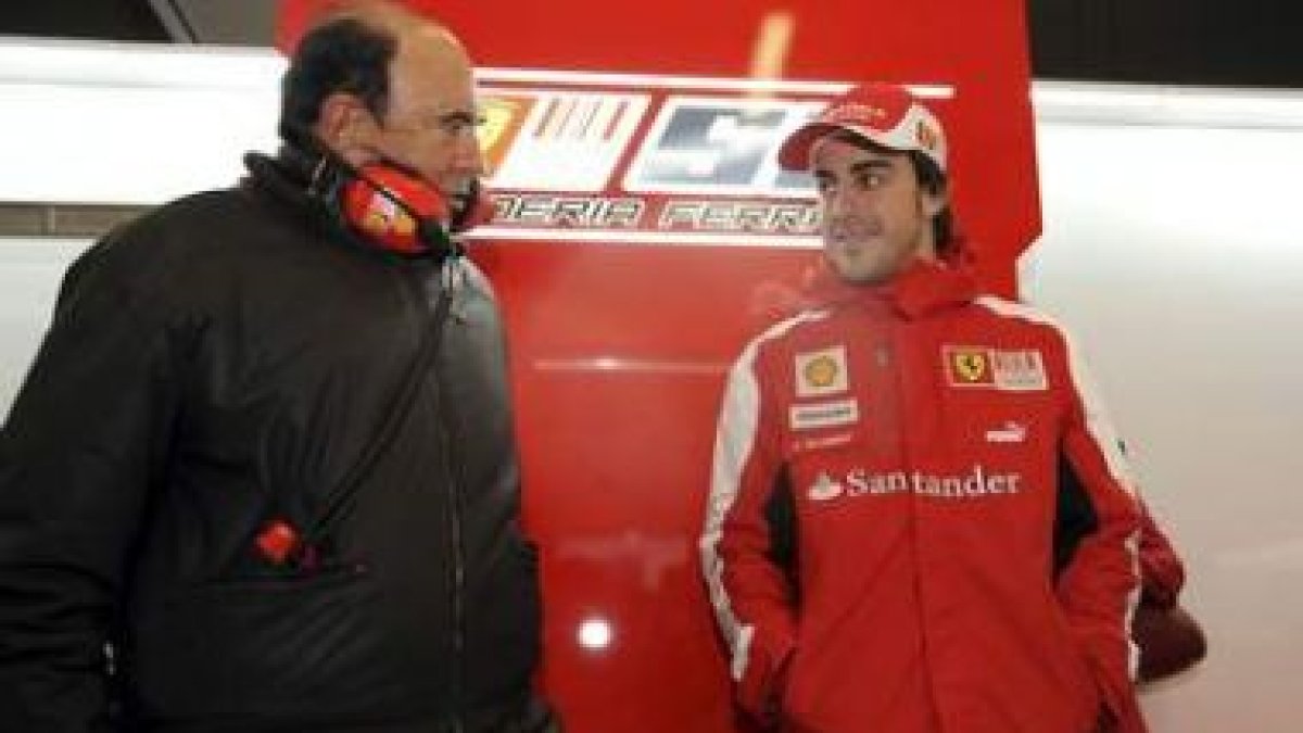 Alonso conversa con el presidente del Banco de Santander, Emilio Botín, en Jerez.