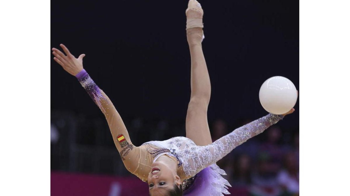 Carolina Rodríguez ejecuta su ejercicio de pelota en la fase clasificatoria del concurso individual olímpico de gimnasia rítmica.
