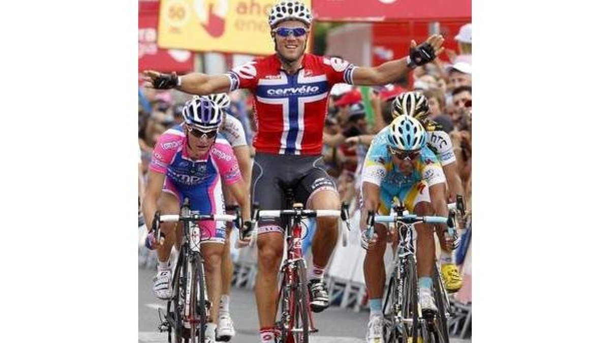 Thor Hushovd, centro, se impone al sprint en la sexta etapa.