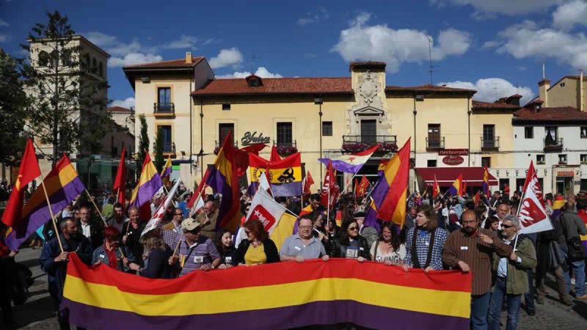 Participantes en la manifestación de apoyo a la solicitud de un referéndum que permita decidir sobre monarquía o república, que ha tenido lugar en León.