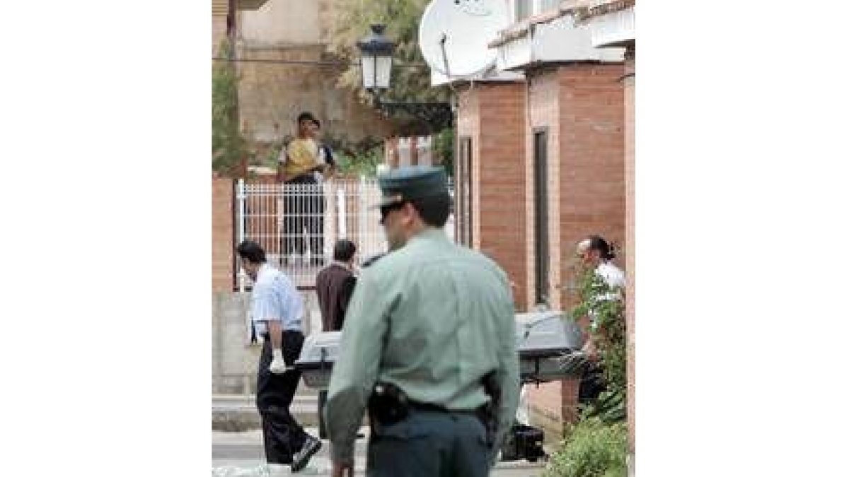 Momento en el que el cadáver sale de la casa donde fue hallado