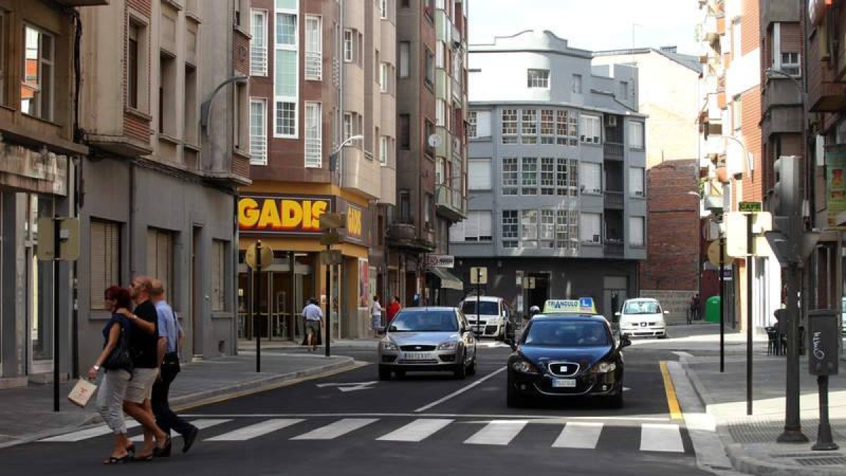 El tráfico vuelve a rodar por la avenida. Ayer en el cruce con la calle Camino de Santiago, que pasa de tres a dos carriles.