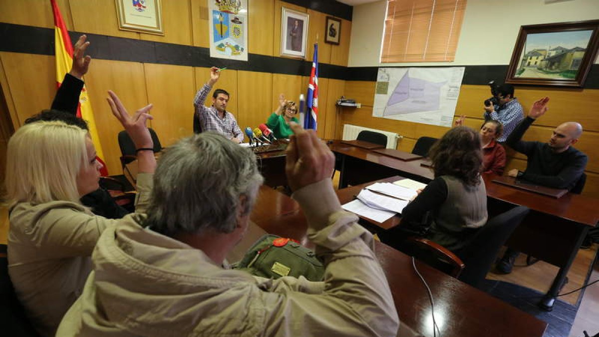 Momento de la votación del pleno celebrado ayer en Camponaraya.