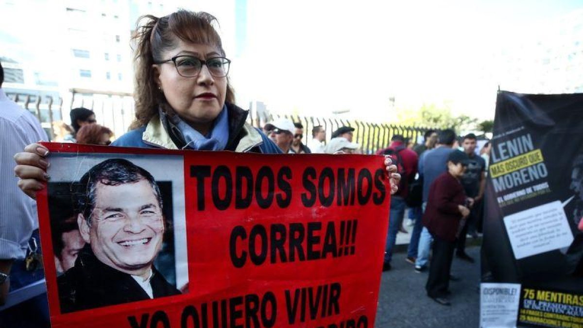 Simpatizantes del expresidente Rafael Correa y el exvicepresidente Jorge Glas protestan a las afueras de la Corte Nacionalpor el caso de secuestro a un opositor en 2012 .