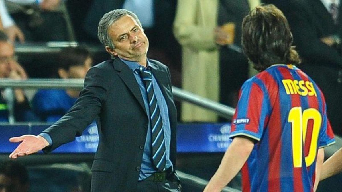 Mourinho gesticula ante Messi en un clásico del 2010.
