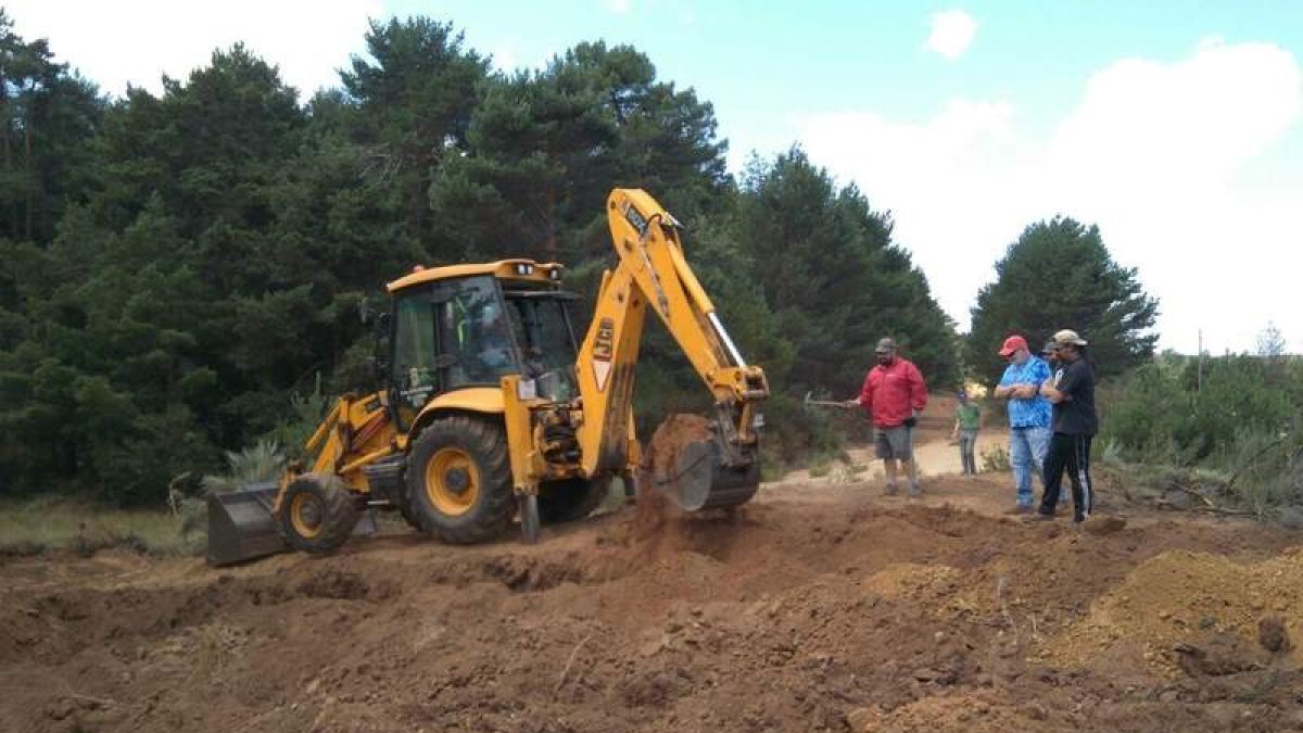 La máquina de la Cepeda trabajó sin éxito durante la tarde en el paraje de Los Campos. ARMH