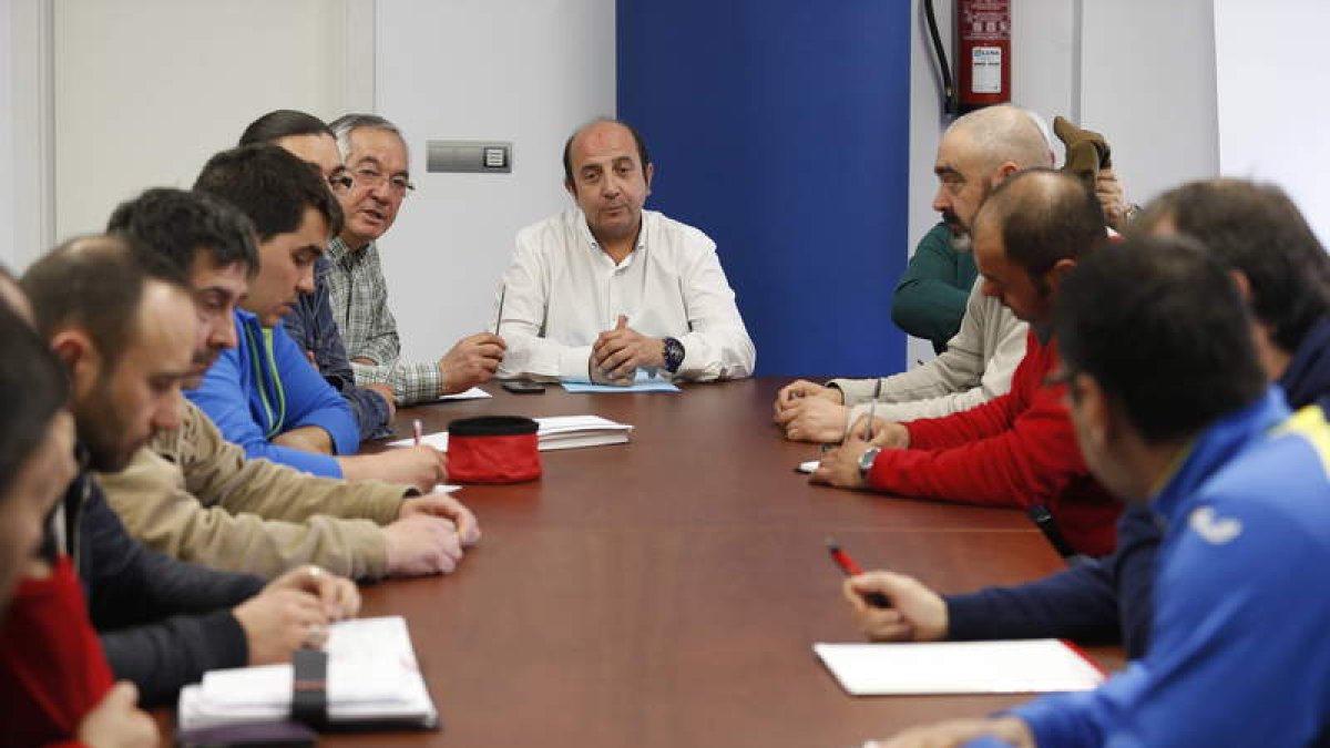 Los alcaldes se reunieron ayer en La Pola de Gordón con el comité de empresa de la Vasco.