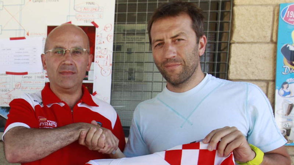 Valiño (d), durante su presentación como técnico del Puente.