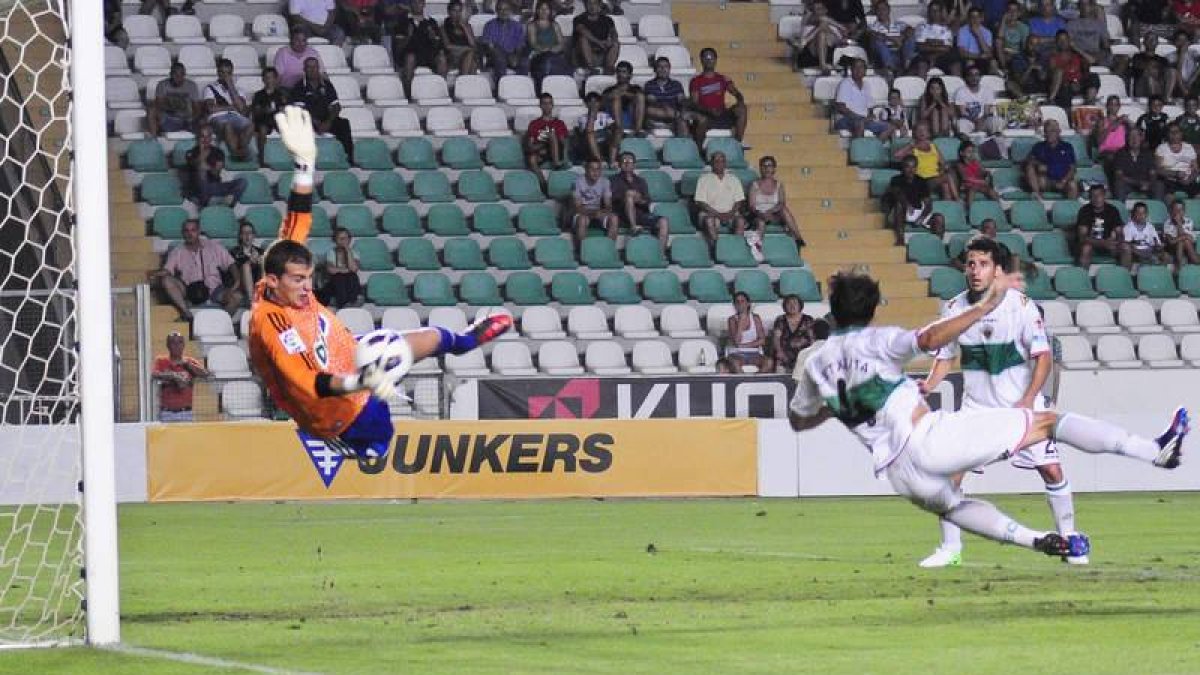 A pesar de encajar cuatro goles, Leandro también tuvo actuaciones de mérito como ésta, en la que desbarata un remate acrobático de Etxeita desde el borde del área pequeña de la Deportiva.