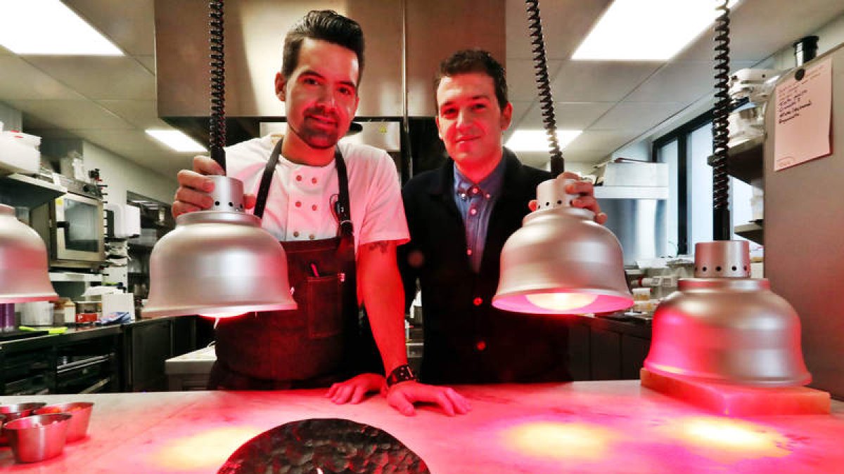 El chef leonés Javier del Blanco aporta toda su creatividad a los ‘bocados’ con los que quiere sorprender a los sentidos de los comensales en el nuevo restaurante LAV, del Hotel Alfonso V