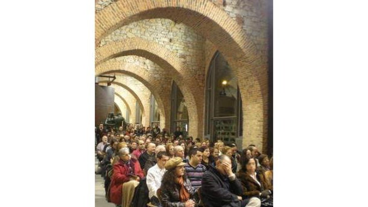 El público llenó el museo para escuchar a Cabrera.