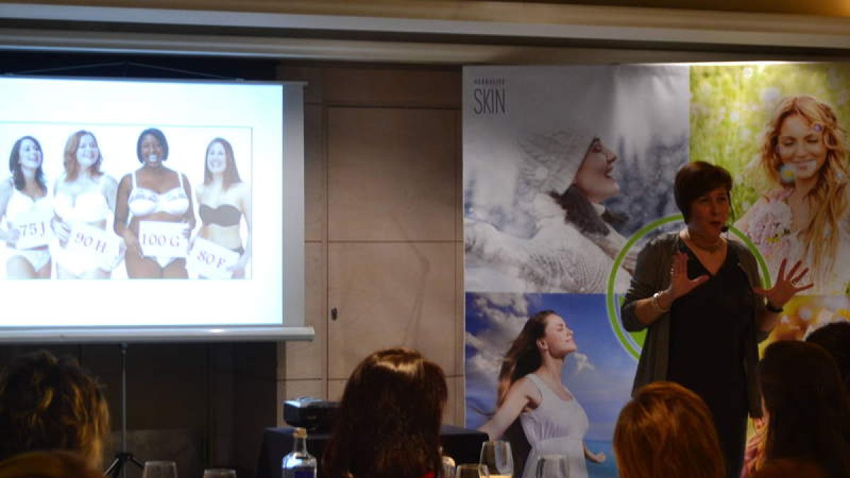 Bego Bermúdez en una de sus conferencias para divulgar los beneficios del correcto uso del sujetador.