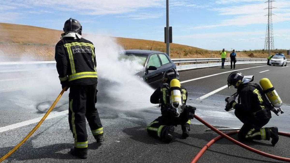 Los bomberos sofocan el incendio en un vehículo en la A-60