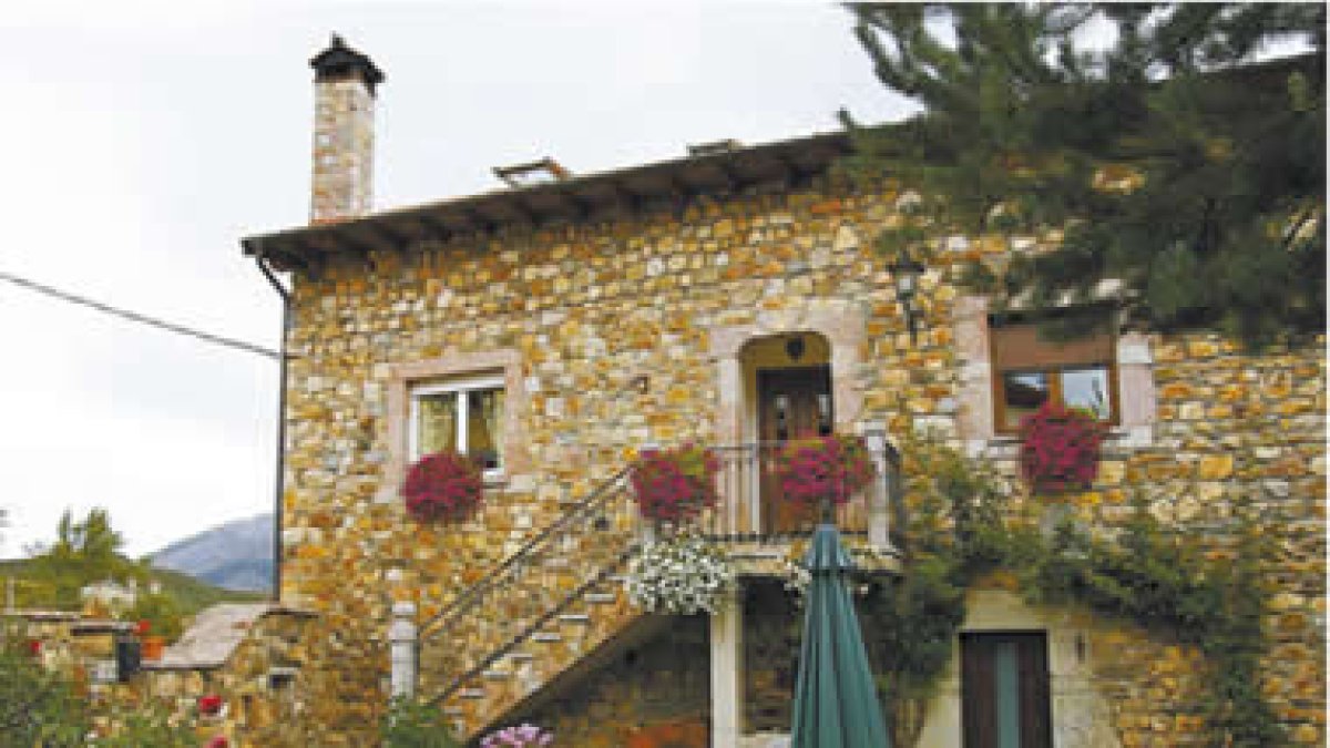 La Casa Rural Sol del Mediodía está ubicada en plena montaña oriental.