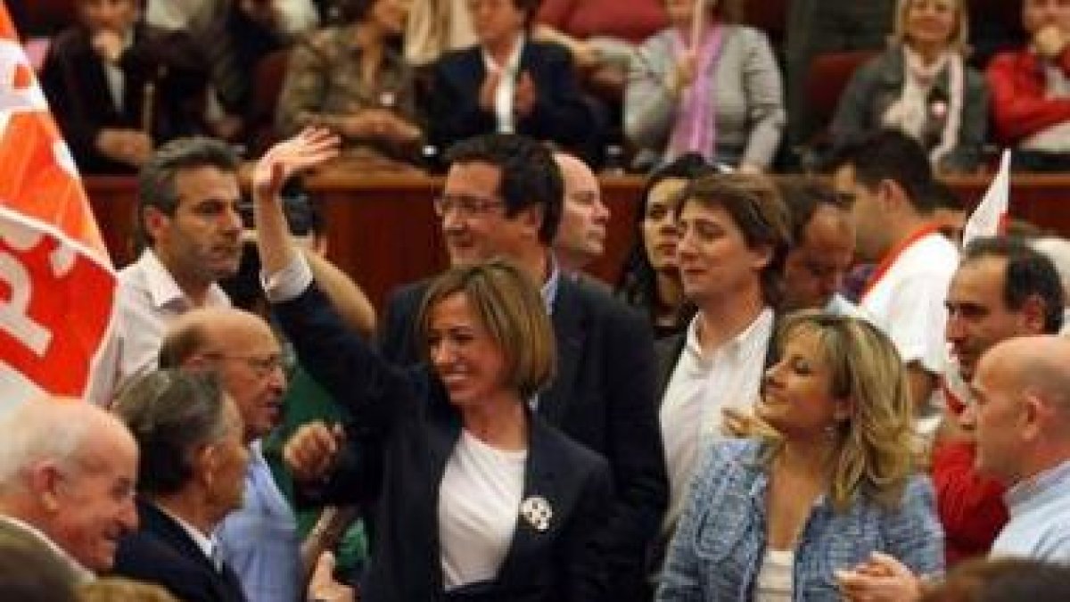 El candidato a la Junta, Óscar López, detrás de la ministra, Carmen Chacón.