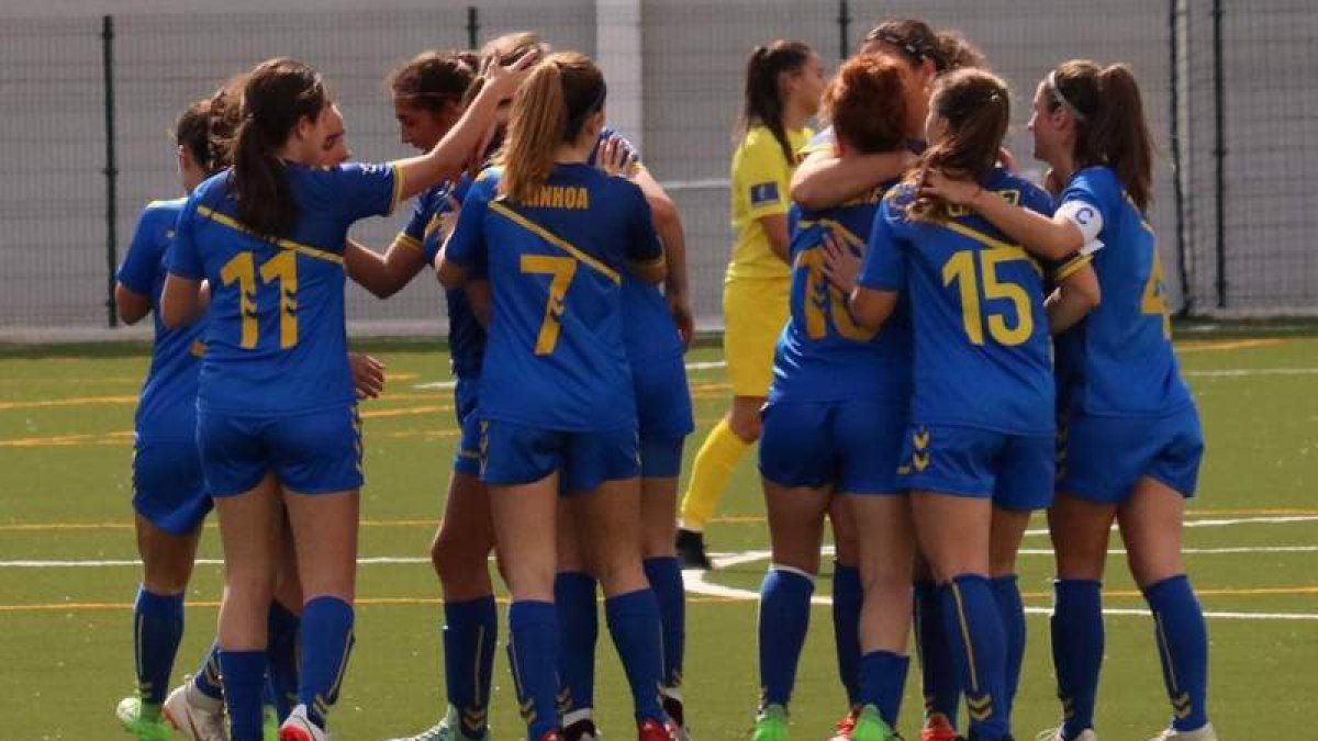 Las jugadoras leonesas celebran su victoria en la despedida de la temporada ante su afición. DL