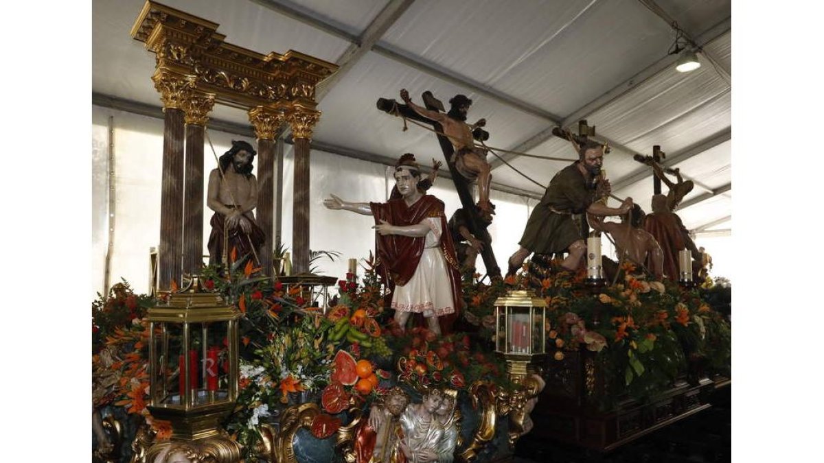 La talla del Ecce Hommo aguarda en la carpa de Santa Nonia por sus preparativos. La Exaltación también recibe sus cuidados, junto a La Crucifixión y el Cristo de La Agonía. |