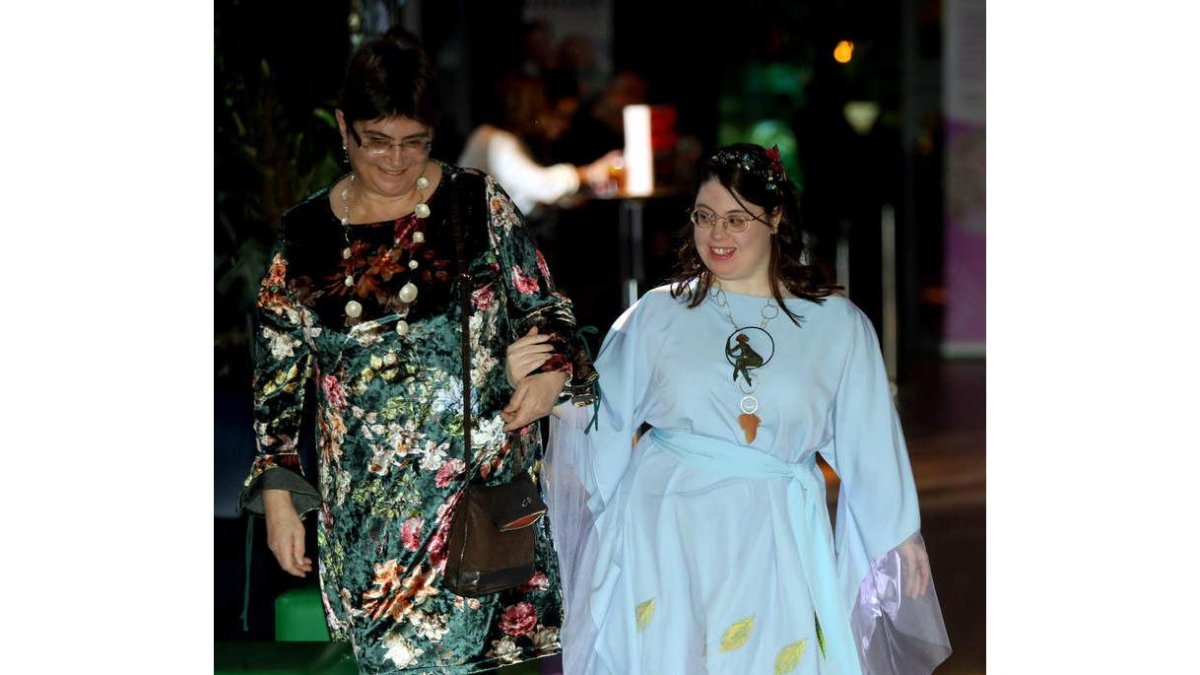 Lady Isabel con su madre, Aurora Salguero, antes del desfile. RAQUEL P. VIECO