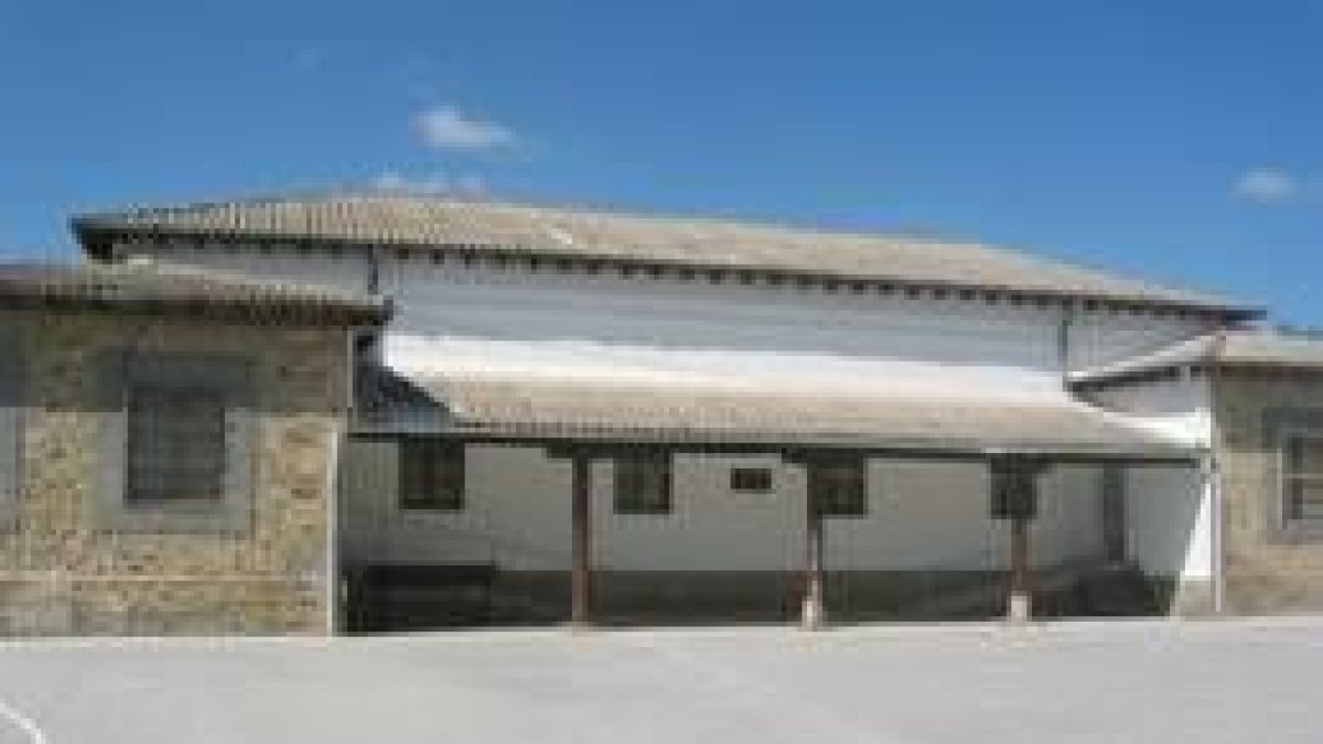 Edificio de las antiguas escuelas del pueblo de Vidanes