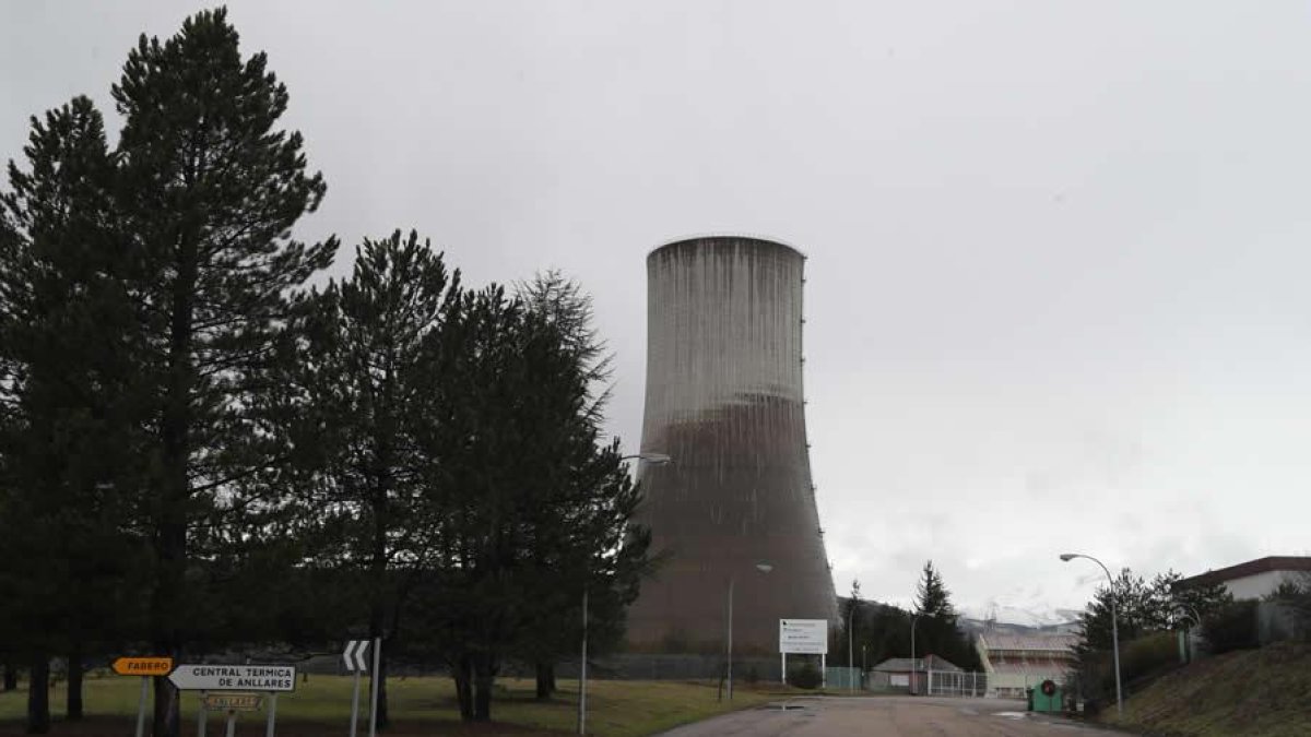 La central térmica de Anllares está en Páramo del Sil. ANA F. BARREDO