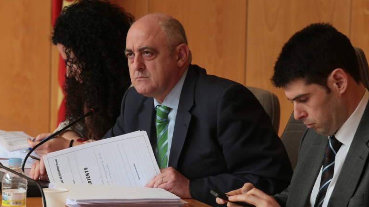 El alcalde sigue con preocupación el transcurrir del pleno, ayer en San Andrés.