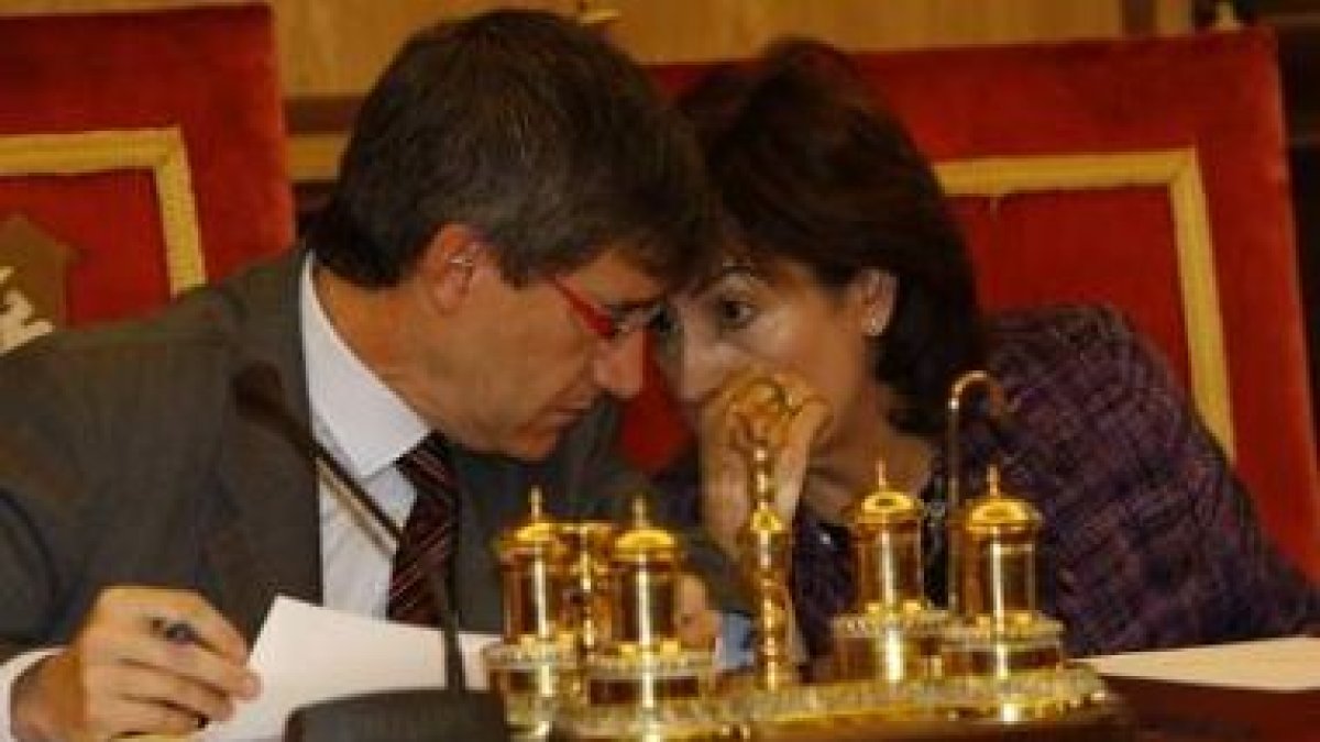 El alcalde Francisco Fernández charla con Humildad Rodríguez durante un pleno, en una imagen de arch