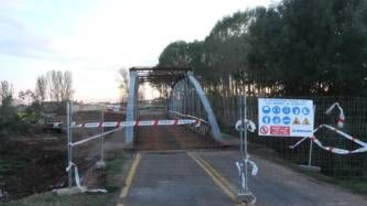 Una imagen de los trabajos previos a la retirada del puente de hierro de Sopeña