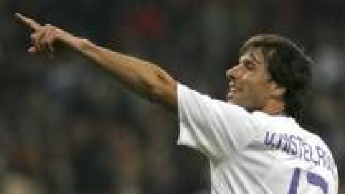 El delantero Van Nistelrooy hace un gesto tras marcar el cuarto gol del Real Madrid ante el Mallorca