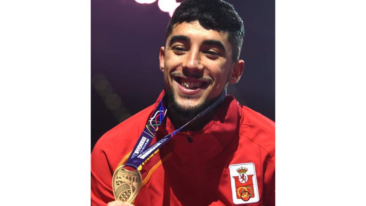 Saúl Ordóñez muestra orgulloso su medalla de bronce lograda en el Mundial.