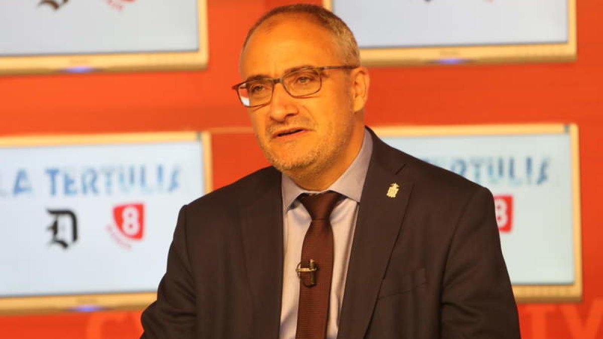 Olegario Ramón, ayer, en la grabación del programa en La 8 Bierzo. L. DE LA MATA.